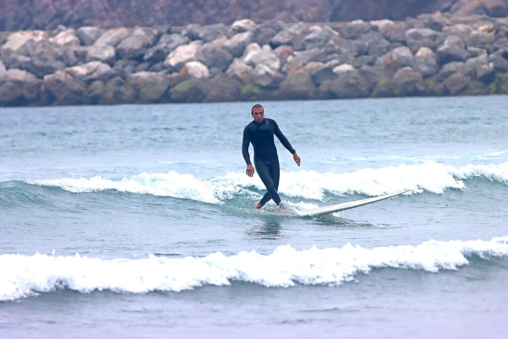 Antonio surfs with the longboard San Juan session 2